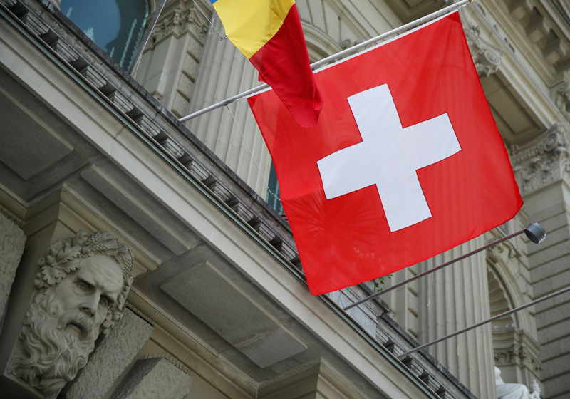 © Reuters. A Swiss flag is pictured on the Swiss Federal Palace (Bundeshaus) in Bern