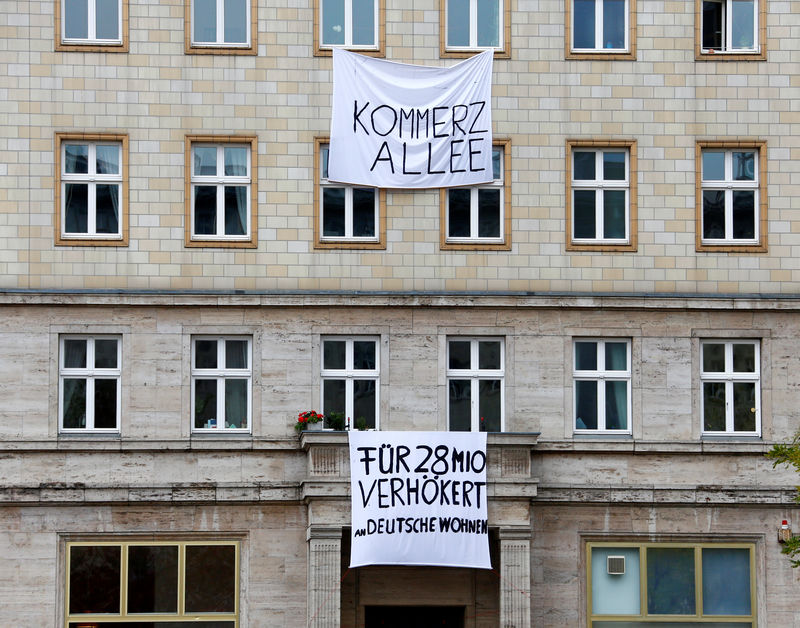 © Reuters. Banners hang from an apartment block on Karl Marx Allee in Berlin to protest against plans to sell flats