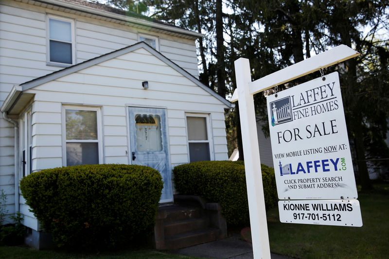 © Reuters. FILE PHOTO: A 'for sale' is seen outside a single family house in Garden City, New York