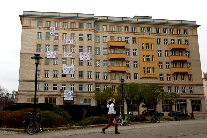 © Reuters. El fantasma del capitalismo recorre la Avenida Karl Marx en Berlín