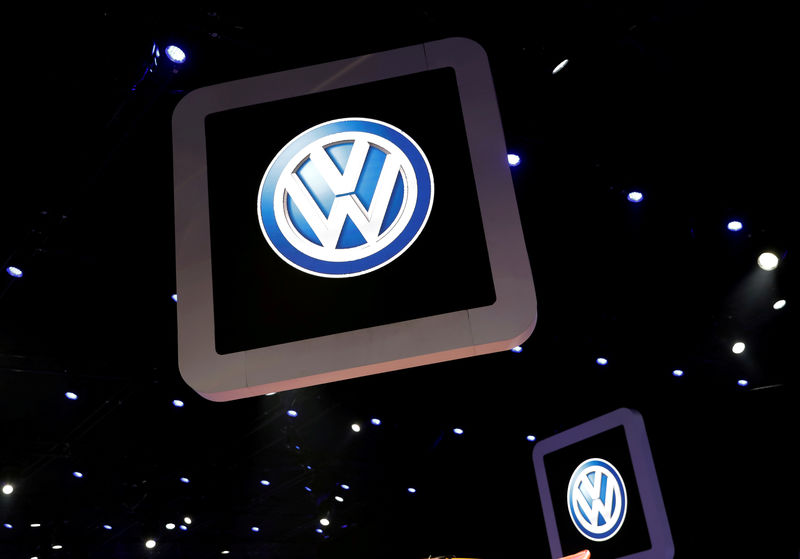 © Reuters. FILE PHOTO: Volkswagen logos are pictured during the media day of the  Salao do Automovel International Auto Show in Sao Paulo