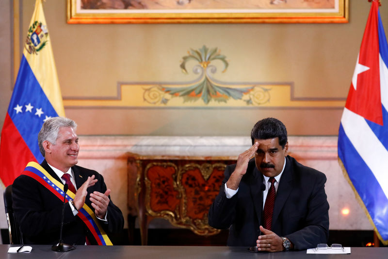 © Reuters. Presidentes de Cuba e da Venezuela em Caracas