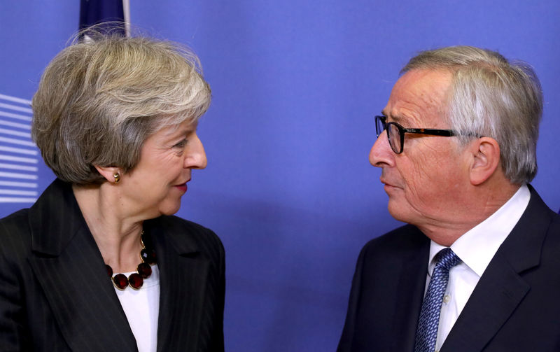 © Reuters. Theresa May e Juncker em Bruxelas