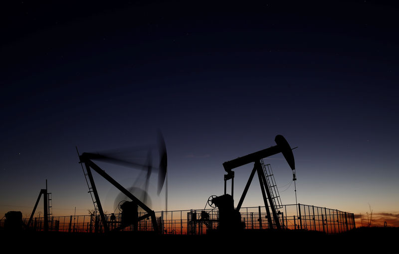 © Reuters. Oil pumps are seen after sunset outside Vaudoy-en-Brie