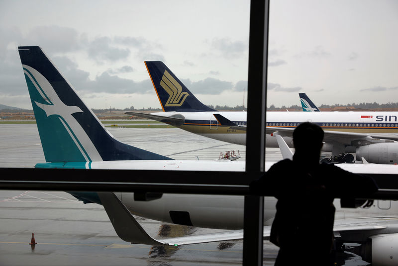 © Reuters. A SilkAir plane sits beside a Singapore Airlines plane at Changi Airport in Singapore