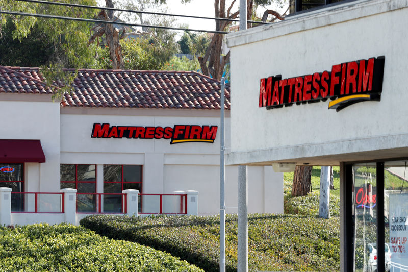 © Reuters. Two Mattress Firm stores lie on either side of the street in Encinitas, California,