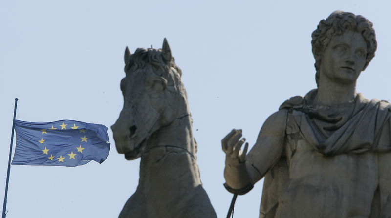 © Reuters. A European Union flag flutters near a statue on Campidoglio square in central Rome