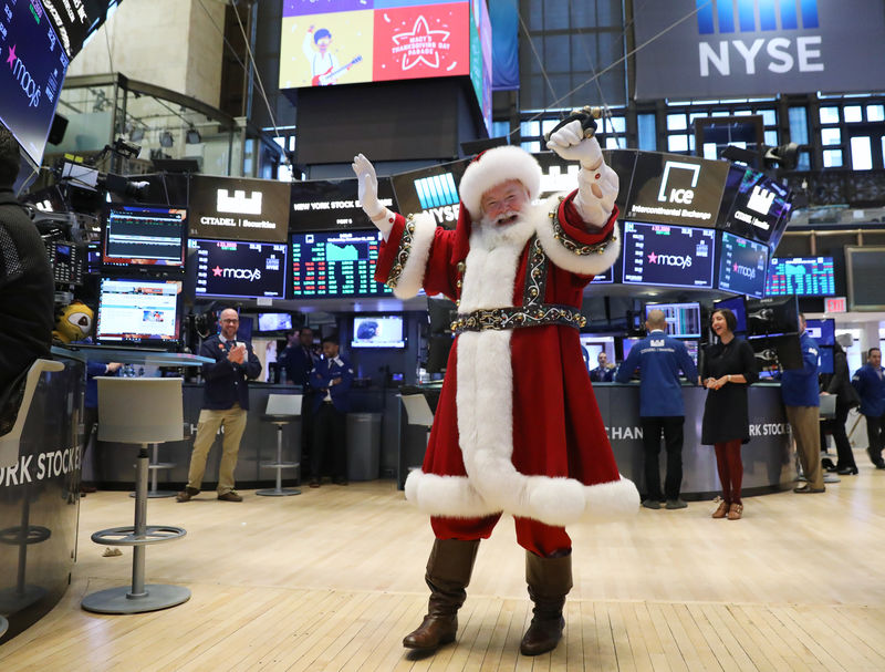 © Reuters. Санта-Клаус посетил Нью-Йоркскую фондовую биржу