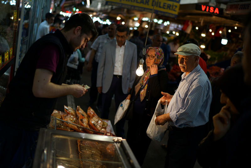 © Reuters. بيانات: ثقة المستهلكين الأتراك ترتفع إلى 59.6 نقطة في نوفمبر