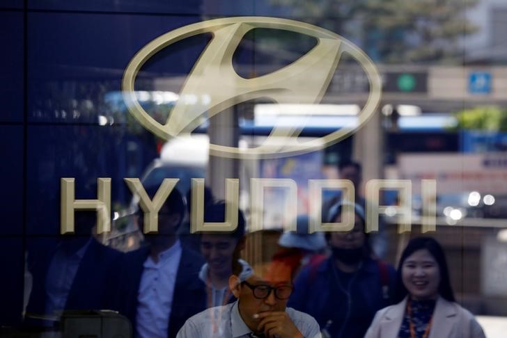 © Reuters. Логотип Hyundai Motor в дилерском центре в Сеуле