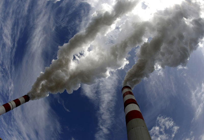 © Reuters. Smoke billows from the chimneys of Belchatow Power Station, Europe's biggest coal-fired power plant