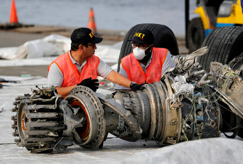 © Reuters. FILE PHOTO: KNKT officials examine a turbine engine from the Lion Air flight JT610 at Tanjung Priok port in Jakarta