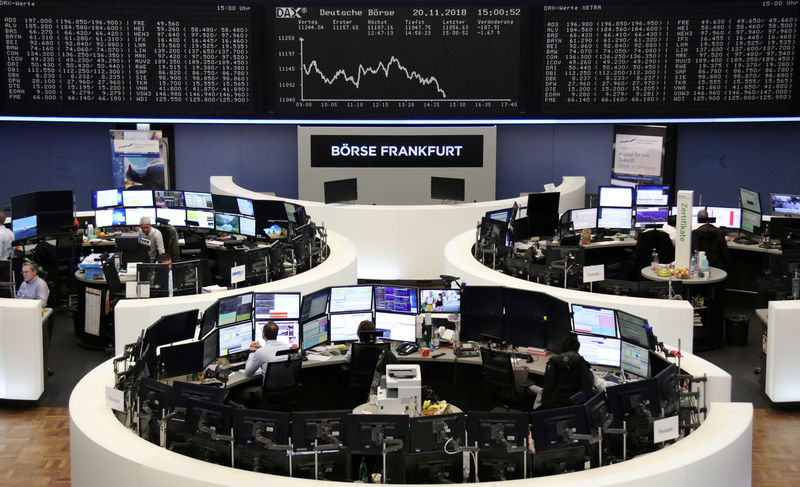 © Reuters. Las bolsas europeas vuelven al rojo lastradas por resultados y la banca italiana