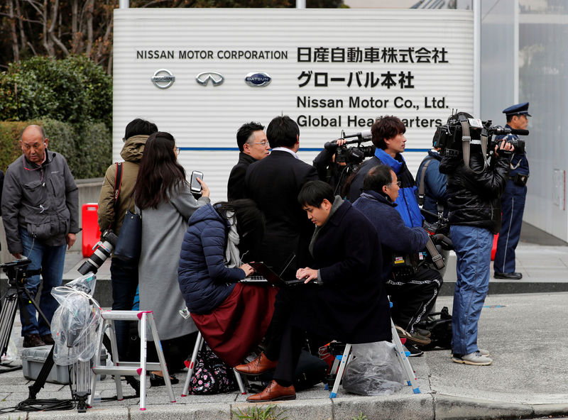 © Reuters. Jornalistas em frente ao prédio da Nissan em Yokohama, no Japão