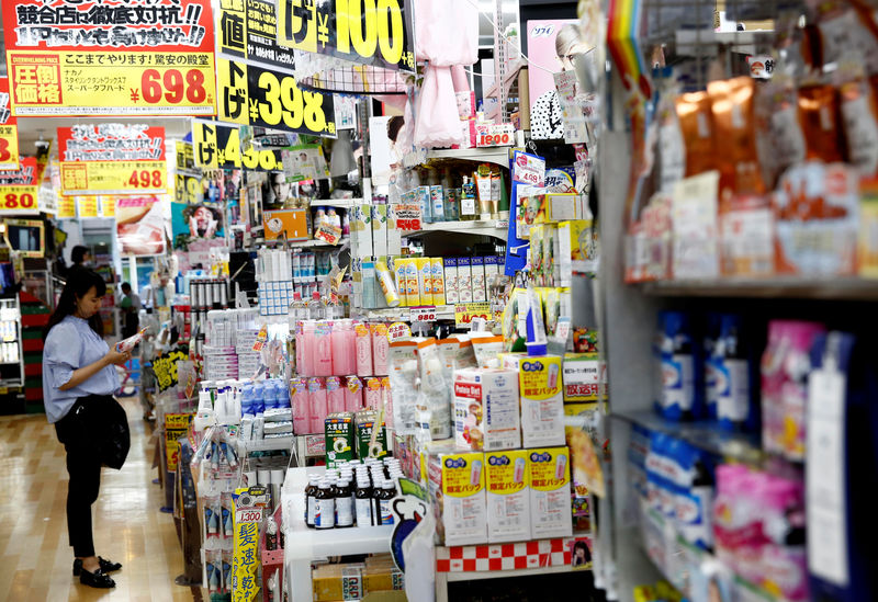 © Reuters. Consumidores fazem compras em loja em Tóquio, no Japão