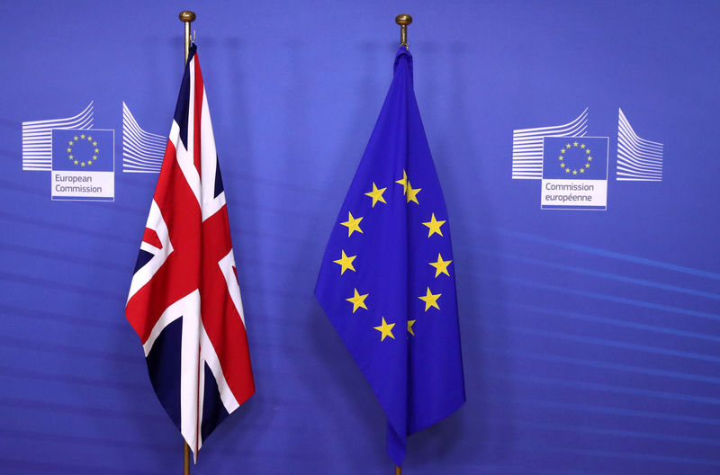 © Reuters. British and EU flags are seen before Britain's Prime Minister Theresa May meets with Commission President Jean-Claude Juncker to discuss draft agreements on Brexit, at the EC headquarters in Brussels