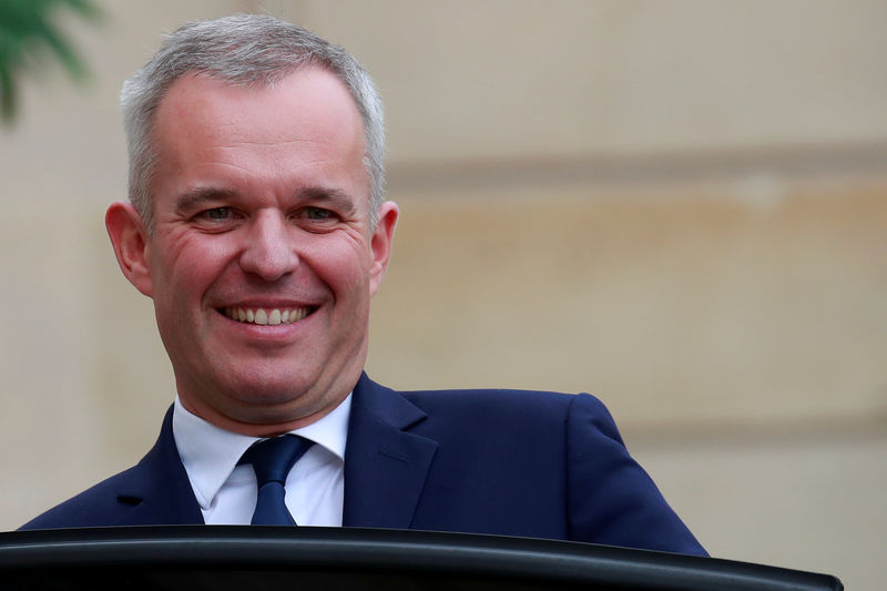 © Reuters. FILE PHOTO: Francois de Rugy, French Minister for the Ecological and Inclusive Transition, leaves following the weekly cabinet meeting at the Elysee Palace in Paris