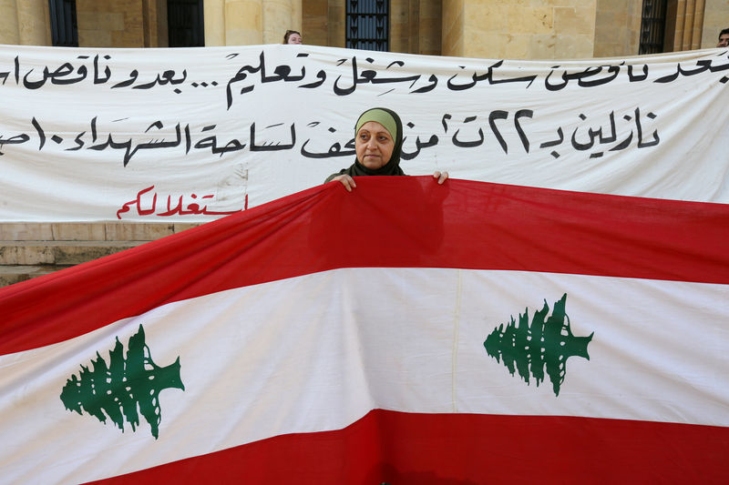 © Reuters. لبنان يحيي الذكرى 75 للاستقلال وسط احتجاجات بسبب تأخر تشكيل الحكومة