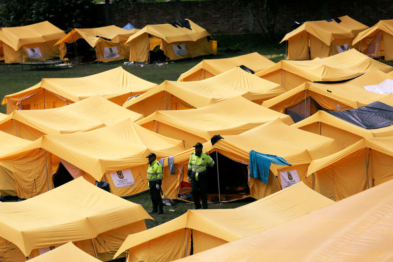 © Reuters. Migrantes venezolanos sufren dentro y fuera de albergues en la capital colombiana