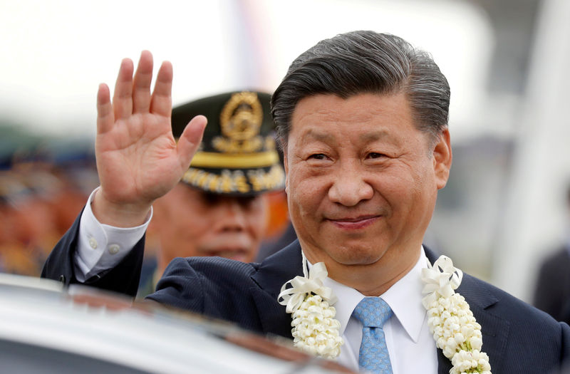 © Reuters. FILE PHOTO: China's President Xi Jinping waves to the crowd upon his arrival at Ninoy Aquino International airport during a state visit in Manila