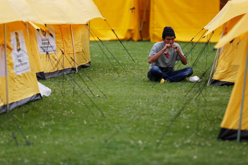 © Reuters. Venezuelano em campo de barracas em Bogotá