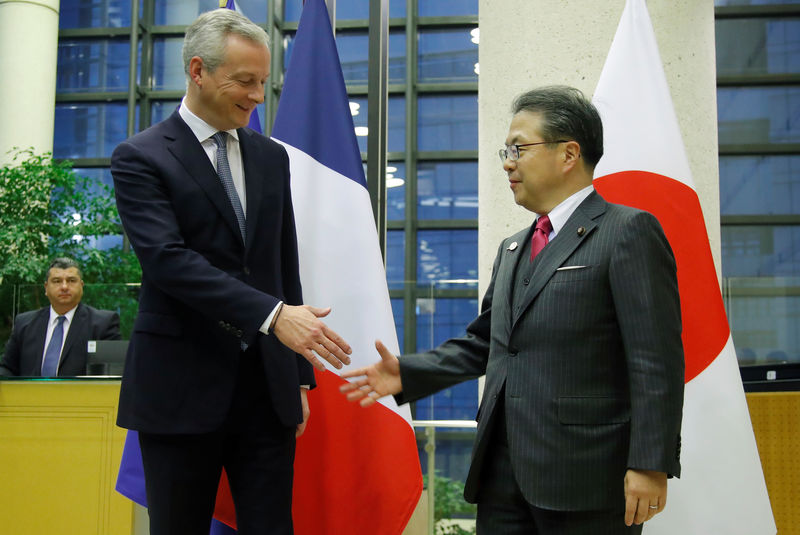 © Reuters. Ministro da Economia francês, Bruno Le Maire e ministro da Economia japonês, Hiroshige Seko, após reunião em Paris, França
