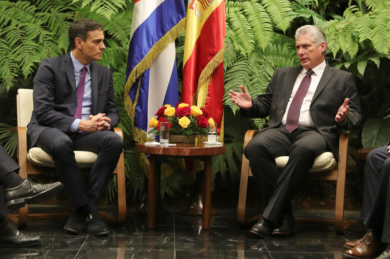 © Reuters. El presidente de Cuba, Miguel Díaz-Canel (derecha), conversa con el presidente del Gobierno español, Pedro Sánchez, en el Palacio de la Revolución en La Habana, Cuba