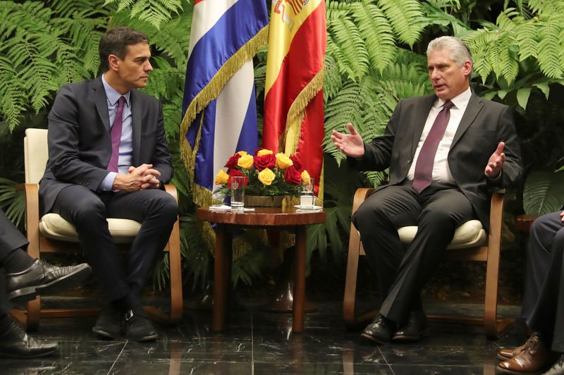 © Reuters. Sánchez acuerda estrechar lazos con Cuba durante su histórica visita