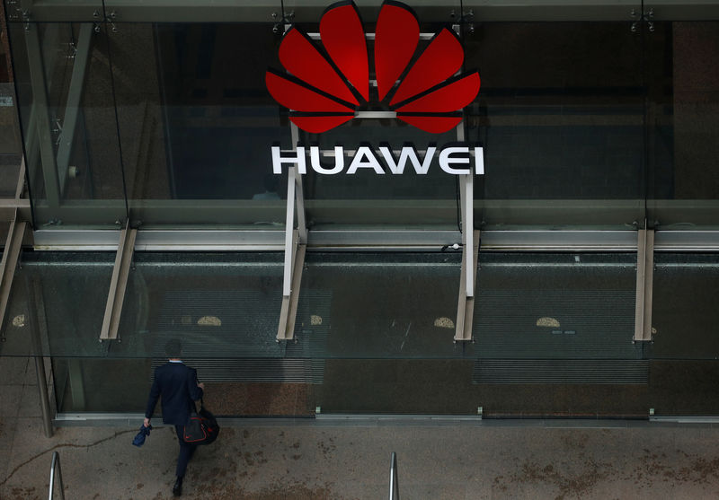 © Reuters. A man walks into the offices of telecommunications company Huawei in Auckland