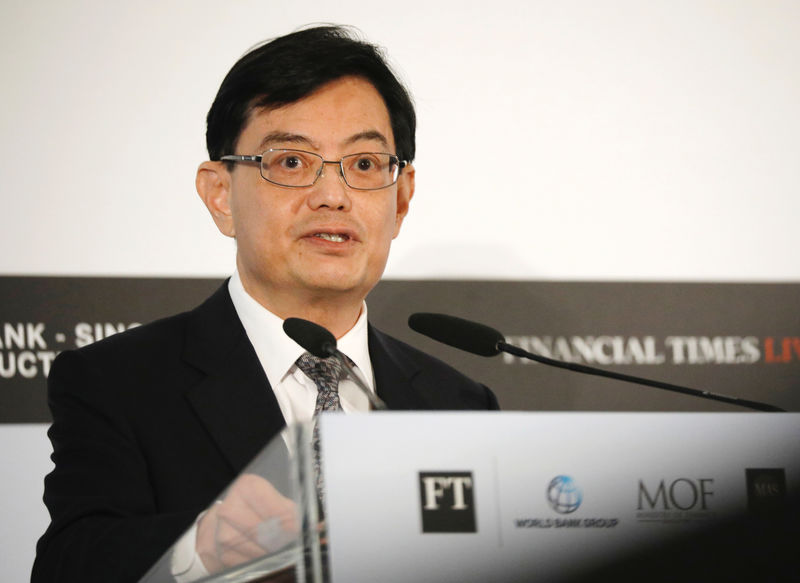 © Reuters. FILE PHOTO - Singapore's Finance Minister Heng Swee Keat gives a keynote speech at the World Bank - Singapore Infrastructure Finance Summit in Singapore