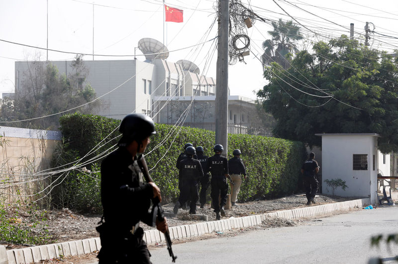 © Reuters. Policiais respondem a ataque a consulado chinês em Karachi, no Paquistão