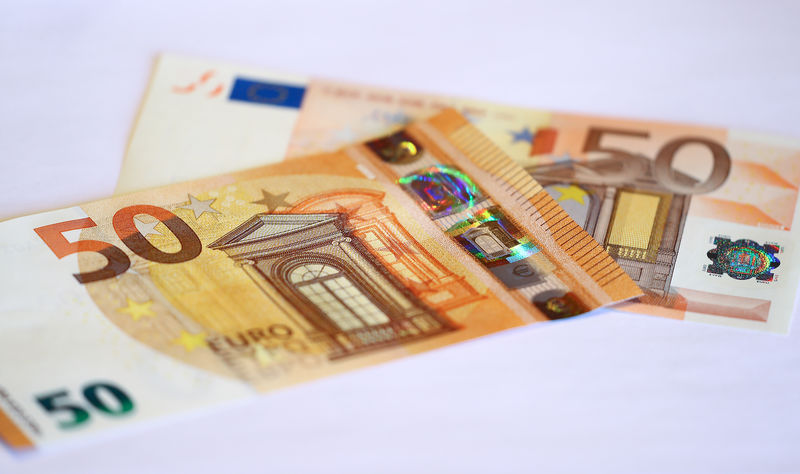 Euro falls on economic growth fears