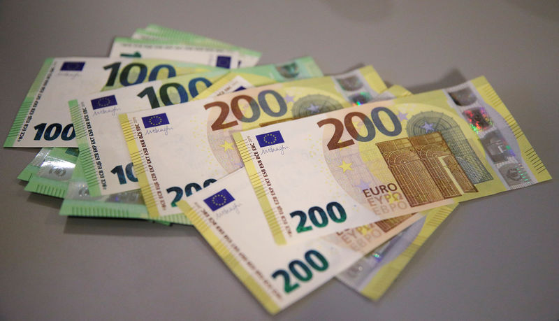 © Reuters. FILE PHOTO: New 100 and 200 euro banknotes are displayed in Vienna
