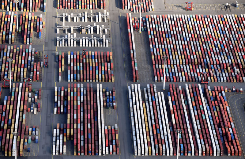 © Reuters. Visão aérea de terminal de cargas no porto de Hamburgo, Alemanha