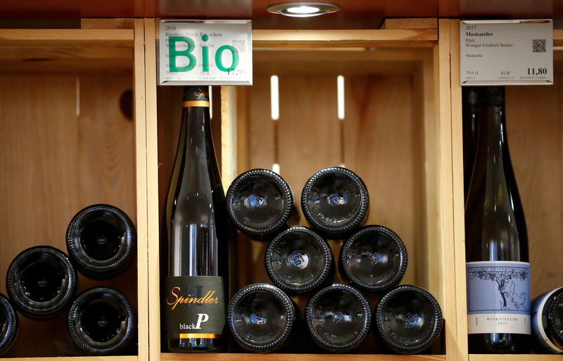 © Reuters. FILE PHOTO: Organic wines for sales are seen in a wine rack at Moevenpick Weinkeller wine shop in Berlin