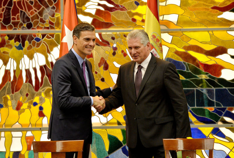 © Reuters. Primeiro-ministro da Espanha, Pedro Sánchez, cumprimenta presidente de Cuba, Miguel Díaz-Canel, em Havana