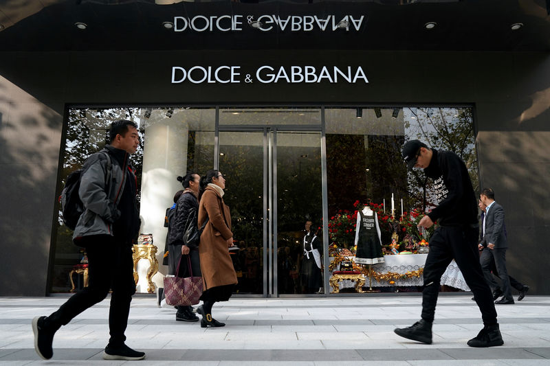© Reuters. Un negozio di Dolce & Gabbana a Shangai