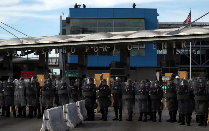 © Reuters. Agentes norte-americanos participam de exercício de prontidão em Tijuana, na fronteira entre o México e os Estados Unidos