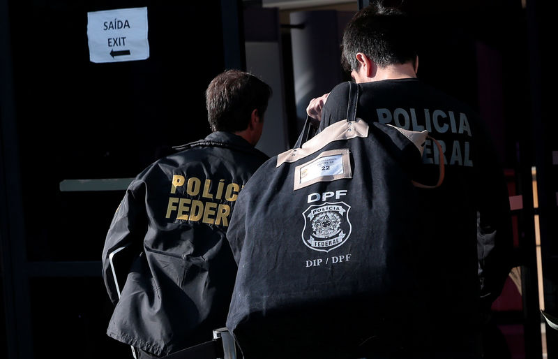 © Reuters. Agentes da PF durante operação em São Paulo