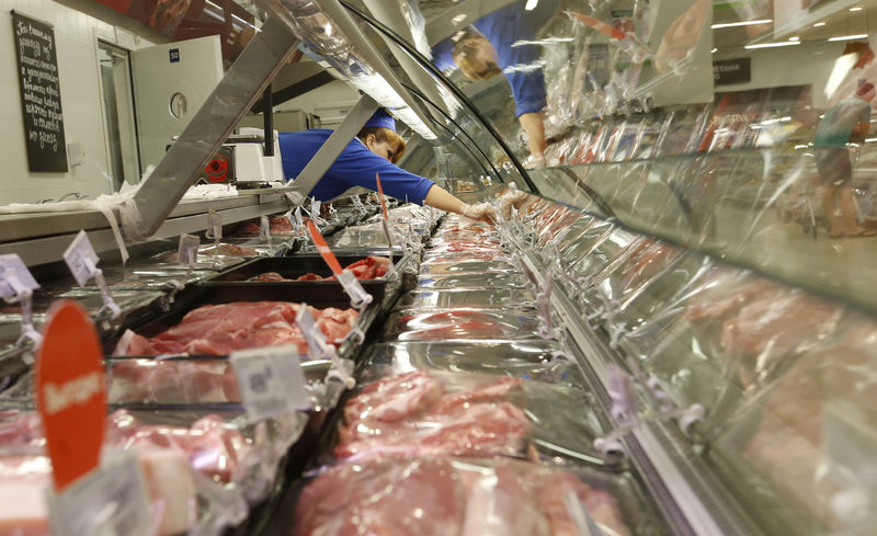 © Reuters. Worker arranges slabs of meat for sale at a grocery store in Moscow