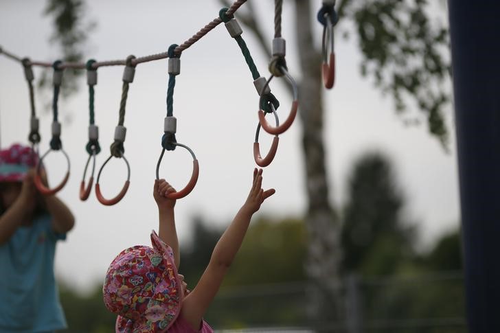 © Reuters. Children play in the garden of their kindergarten run by a private foundation in Hanau