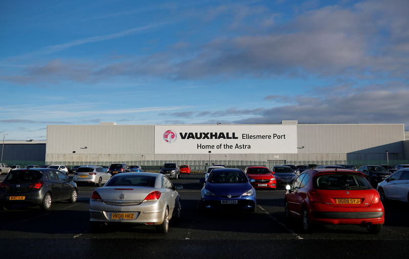 © Reuters. FILE PHOTO: A general view of the Vauxhall car plant in Ellesmere Port, Britain.