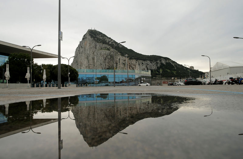 © Reuters. España exige ver por escrito un compromiso de respetar su posición sobre Gibraltar