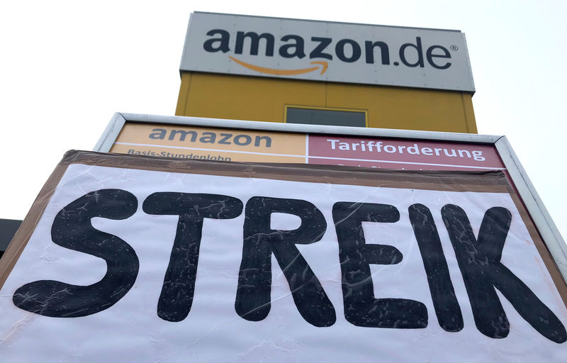 © Reuters. A placard calls on workers at an Amazon logistics center to go on strike in Bad Hersfeld