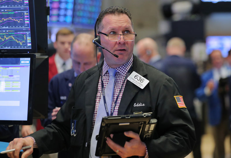 © Reuters. A trader works on the floor at the New York Stock Exchange (NYSE) in New York