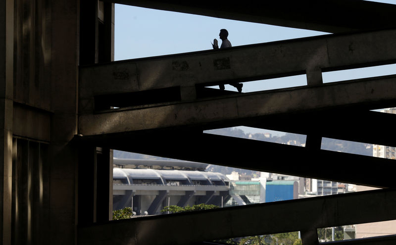 © Reuters. Aluno caminha no campus da Universidade Estadual do Rio de Janeiro