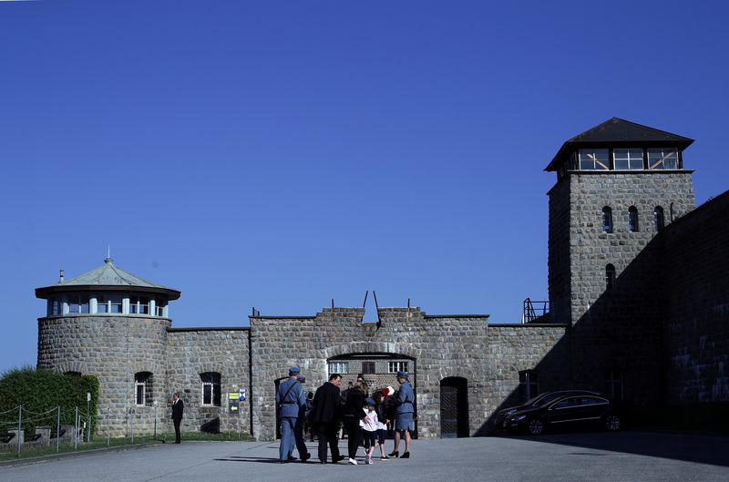 © Reuters. Pessoas chegam para cerimônia no antigo campo de concentração de Mauthausen, na Áustria