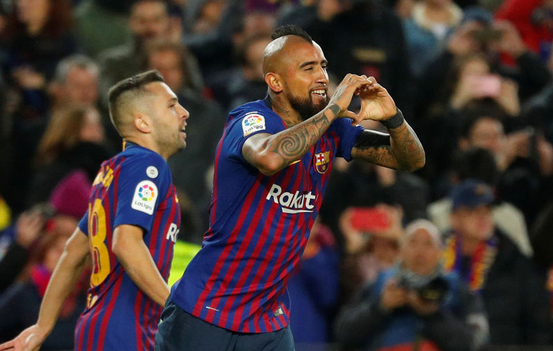 © Reuters. El centrocampista Arturo Vidal celebra un gol en un partido frente al Real Madrid en el Camp Nou de Barcelona.