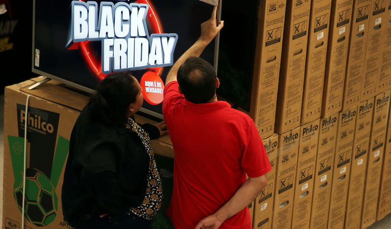 © Reuters. Consumidores checam preços durante Black Friday em São Paulo