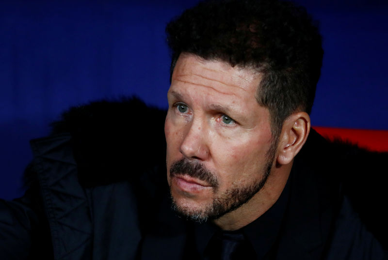 © Reuters. Foto de archivo del DT de Atlético Madrid, Diego Simeone, antes del partido de su equipo ante Athletic Bilbao